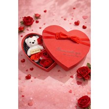 Kalp Kutu Içinde Peluş Ayıcık ve Dekoratif Gül Seti