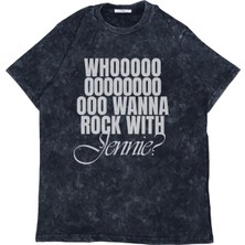 Fuddy Moda Unisex Who Wanna Rock With Jennie Baskılı Yıkamalı T-Shirt, Oversize Kpop Temalı Retro Tişört