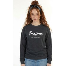 Defy's Kadın Regular Fit Bisiklet Yaka Tüylenme Yapmaz Baskılı Şardonlu Sweatshirt Antrasit