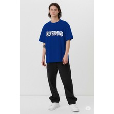 Nevermind Unisex Oversize Tişört – Ön Yazı ve Arka Şehir Manzaralı Kırık Cam Baskı