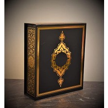 Siyah Renk Lüks Yaldız Baskılı Hediye Kutusu "26 cm x 22 cm x 7.5 Cm" 8691747571684599