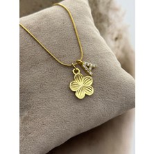 Laika Kadın Çelik Harfli Çiçek Kolye – Kararmaz Altın Renk | Sevgiliye Anlamlı Hediye