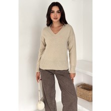 Kadın V Yaka Triko Kazak – Cozy Neutral