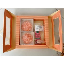 KuNu Box Çiçek Mumlar, Eyüp Sabri Tuncer Kiraz Çiçeği El Kremi ve El Yapımı Pembe Kuvars Notluk Hediye Seti – Şeffaf Pencereli Süs Kutulu