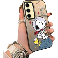 Ucuc Samsung Galaxy S24 Fe Uyumlu Sert Akrilik Arka Silikon Kenar Lens Koruma Kılıf Snoopy Deseni