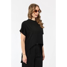 By Özlem Yazan Dökümlü Kumaş Oval Kesim Arkası Uzun Kadın Bluz