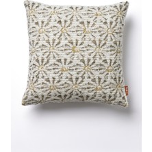 24 The Kun Çiçek Motifli Bukleli Kırlent Kılıfı