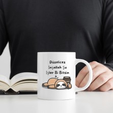 Hediye Vakti “düzelicez Inşallah” Yazılı Tembel Hayvan Tasarımlı Kupa Bardak | Eğlenceli Ofis ve Ev Kupası