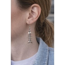 Herşey Nota Bone Tide – Balık Iskeleti Figürlü Gümüş Renk Unisex Sallantılı Küpe