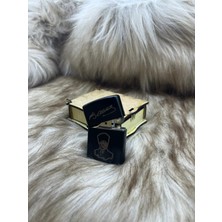 Doğru Grafik Kemal Atatürk Imzalı ve Görselli Benzinli Çakmak - Ahşap Kutu Hediyeli