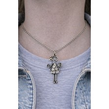 Herşey Nota Happy Doll Charm – Figürlü Gümüş Renk Unisex Kolye (60 Cm)