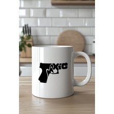 YasBey Design Toxic Yazılı Silah Silüetli 330ML Baskılı Beyaz Seramik Kupa Bardak