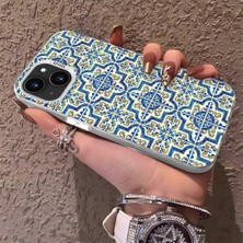 HONTINGA iPhone 15 Plus ile Uyumlu Kılıfı Silikon Kenar Sert Arka Düşüme Önleyici Basitlik Anti Düşme Kamera Korumali Retro Desen Telefon Kılıf Kadın ve Erkek Için Uygundur K1-0625