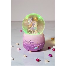 Hediye Fikri Aşk Masalı Kar Küresi – Işıklı, Müzikli, Püskürtmeli Büyük Boy 16 cm