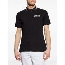 Versace Erkek Slim Fit Yarı Fermuar Kapamalı Pamuklu Kısa Kollu Yakası Logo Baskılı Siyah Polo Yaka T-Shirt 78GAGT03CJ01T-899