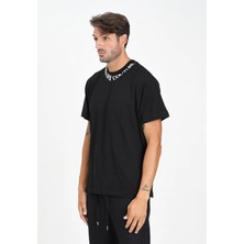 Versace Erkek Regular Fit Yakası Logo Detaylı Pamuklu Kısa Kollu Siyah T-Shirt 79GAHP03CJ01P-899