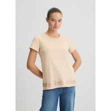 Liu Jo Kadın Regular Fit %100 Pamuklu Göğsü Logolu Yuvarlak Yaka Kısa Kollu Bej T-Shirt TA5180JS923-M9250
