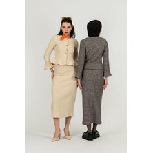 By Özlem Yazan Volan Detaylı Düğmeli Örme Kısa Ceket