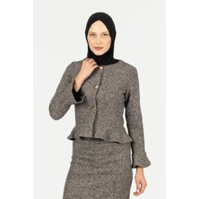 By Özlem Yazan Volan Detaylı Düğmeli Örme Kısa Ceket