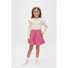 Özge Başaran Kız Çocuk Fırfırlı Krem Ribana Badi & Pembe Etek Takımı – Dantelli Diz Altı Çoraplı Şık Kombin