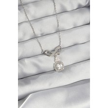 Moresun Buğz 316L Çelik Gümüş Renk Fiyonk Detay Zirkon Taşlı Tektaş Kolye