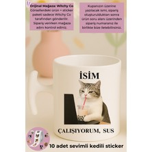 PremiumPort Kişiye Özel Çalışıyorum Sus Yazılı Sevimli Kedili Kupa ve Sticker Seti