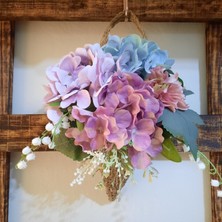 Lotus Hediye Külah Hasır Sepet Içinde Lila ve Mor Yapay Çiçekli Kapı Süsü