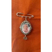 Zemora Jewelry 1 Fotoğraflı Kişiye Özel Gümüş Anı Çengeli – Hatıra Iğnesi, Gelin Buketi & Damatlık Yaka Iğnesi