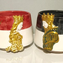 Bonita Bon Luxe El Yapımı 3D King Kral Queen Kraliçe Figürlü, Yaldızlı Hediye Harf Charm'lı Kişiye Özel Seramik Kupa