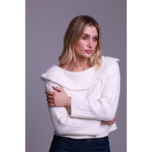 Kayık Yaka Beyaz Tüylü Kazak