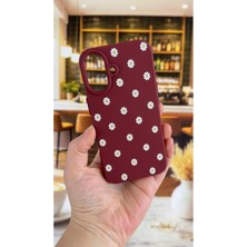 Vip Case iPhone 16 Uyumlu Beyaz Papatya Desenli Silikon Darbe Emici Klasik Korumalı Rubber Kılıf