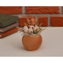 Özbience Bronz Saksıda Melek ve Minik Güller Kokulu Taş Çiçek Aranjmanı