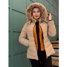 Dörtelle Kadın Önü ve Cepleri Fermuarlı Yanları Çıtçıtlı Kapşonu ve Kürkü Çıkartılabilen Mont