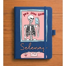 Senada Kişiye Özel Isim Yazılı Tarihsiz 224 Sayfa Not Defteri Baskılı Desenli 13X21 cm Lacivert Notebookt:18