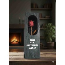 Üzeri Yazılı Siyah Kutu Içinde Kırmızı Gül