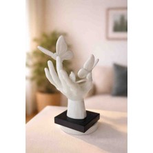 Dekoratif Beyaz El ve Üzerinde Uçuşan Kelebekler