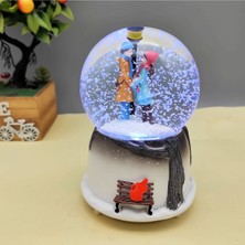 Normadia Işıklı ve Müzikli Orta Boy Kar Küresi, Sokak Lambası Altında Aşıklar Tasarımı