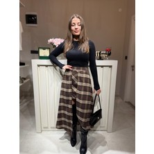 Yüksek Bel Ekose Desenli Asimetrik Yırtmaçlı Midi Etek – Kahverengi