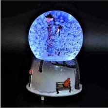 Normadia Işıklı ve Müzikli Kar Küresiyle Sokak Lambası Altında Romantik Anlar