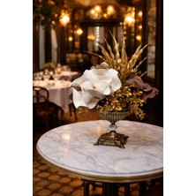 Antik Pirinç Eskitme Kare Ayaklı Metal Vazoda El Yapımı Lateks Çiçek Aranjmanı