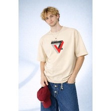Caddekombin Erkek Trinity & Force Baskılı Geometrik Üçgen Tasarım Bej T-Shirt