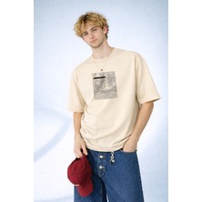 Caddekombin Erkek Topografik Harita Desenli Koordinat Baskılı Bisiklet Yaka Bej T-Shirt