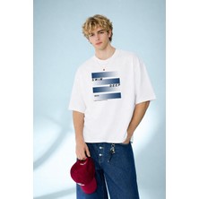 Caddekombin Erkek Okyanus Katmanları: Mavi Tonlu Dikdörtgen Grafik Tasarım Beyaz T-Shirt