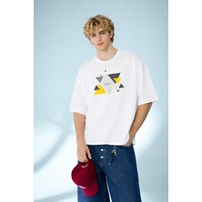 Caddekombin Erkek Abstract Yazılı Geometrik Üçgen Tasarım Bisiklet Yaka Beyaz T-Shirt