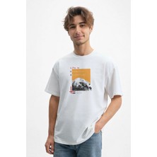 Caddekombin Erkek Özgür Ruh Dağ Silüeti Baskılı Bisiklet Yaka Beyaz T-Shirt