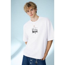 Caddekombin Erkek Bisikletli Grup Çizgisel Grafik Tasarımlı Beyaz T-Shirt