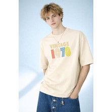 Caddekombin Erkek Nostaljik Tasarım 1978 Baskılı Bisiklet Yaka Bej T-Shirt