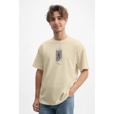 Caddekombin Erkek Soyut Rota: Fırça Darbesi ve Figür Detaylı Bej T-Shirt
