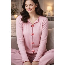 Rukod Fiyonk Detaylı Pembe Fırfırlı V Yaka Kadın Pijama Takımı – Nefes Alan Pamuk Kumaş, Ev Giyim Konforu