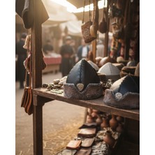 Sufi Tesbih Esans Ve Hediyelik Geleneksel Türk Börkü - El Işçiliği Deri ve Kürklü Kalpak - Rozet Detaylı Siyah Börk